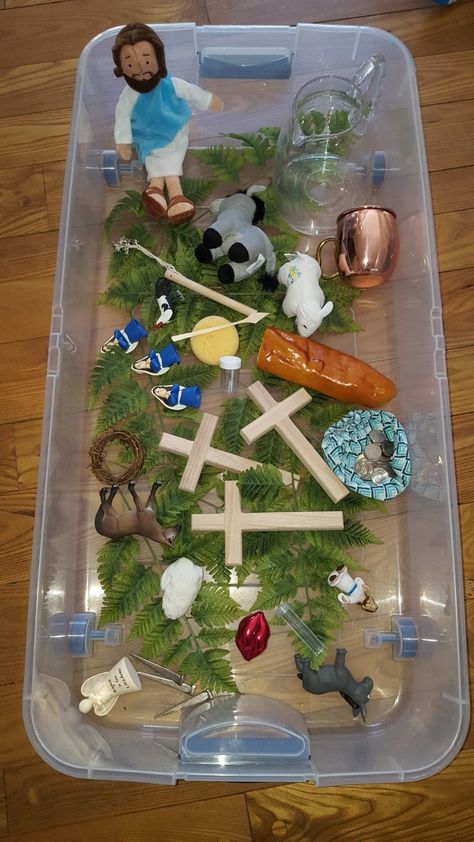 My Easter sensory bin includes Jesus, palm leaves, a donkey, a water pitcher, bread, a wine cup, praying hands, an angel, a kiss, 30 silver coins, a rooster, a whip, a crown of thorns, 3 wooden crosses, 3 spike nails, a spear, a sponge, dice, 3 praying marys, spice & perfume jars, an empty egg that reads "He is Risen", and a perfect white lamb (to repesent the lamb of God) Easter Story Sensory Bin, Christian Sensory Bin, Easter Lamb Craft, Bible Sensory Bins, Easter Sensory Bin Ideas, Easter Jesus Crafts, Spike Nails, Spice Perfume, Church Easter Crafts