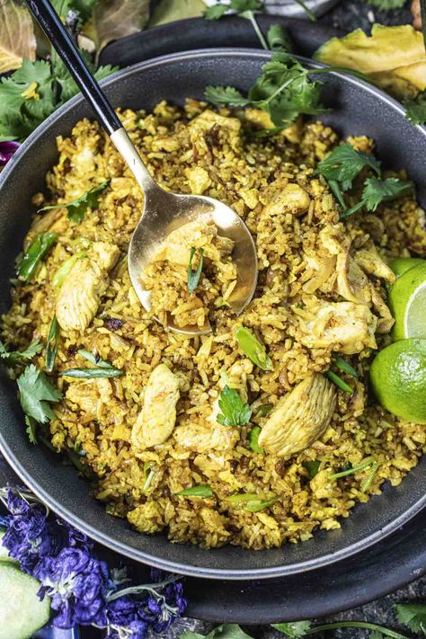 Yellow Fried Rice, Easy Yellow Curry, Yellow Curry Powder, Yellow Curry Chicken, Chicken Breast Curry, Curry Fried Rice, Thai Fried Rice, Seasoned Rice Recipes, Tasty Thai