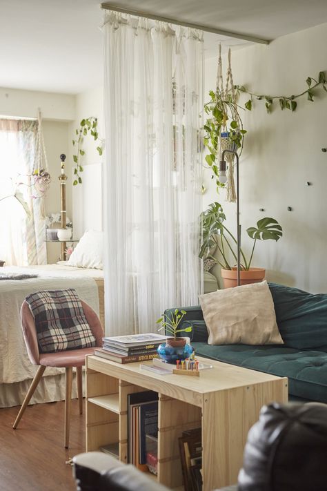 Single Girl Apartment, Stylish Apartment Decor, Living Room And Bedroom Combo, Casita Ideas, Small Studio Apartment Decorating, Cozy Studio Apartment, Apartment Decoration, Tiny Studio, Family Of 3