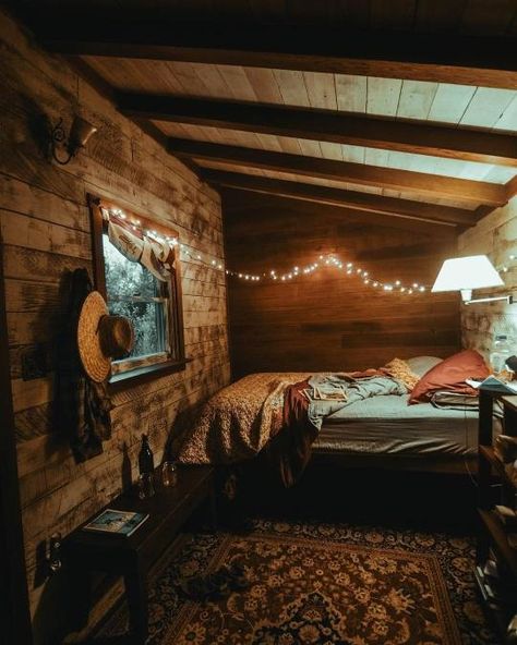 Cabin Vibes ↟ Western Room Ideas, Western Bedrooms, Country Bedroom Decor, Western Bedroom Decor, Ecological House, Western Rooms, Cabin Bedroom, Western Bedroom, Casa Country