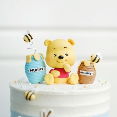 Winnie The Pooh Fondant Cake, Winnie The Pooh First Birthday Cake, Pooh Cake Birthday, Winnie The Pooh Fondant, Winnie Pooh Cake, Newborn Cards, Pooh Bebe, Winnie Poo, Pooh Cake