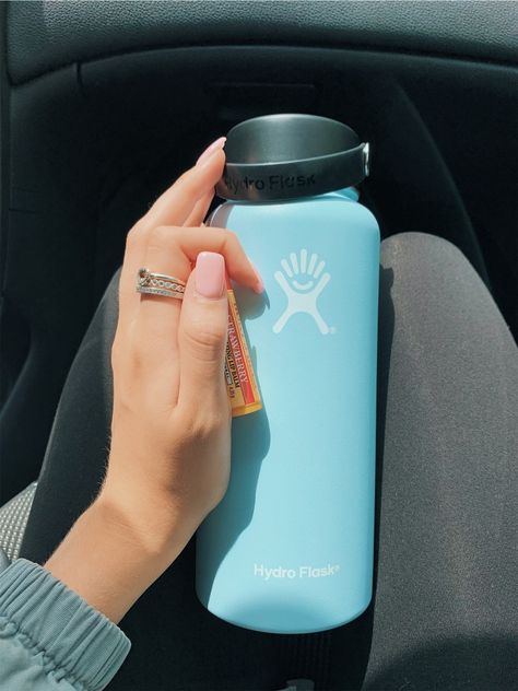 Hydroflask Aesthetic Blue, Hydroflask Aesthetic, Water Bottels, Copo Starbucks, Hydro Flask Bottle, Hydro Flask Water Bottle, Trendy Water Bottles, Mens Nails, Flask Water Bottle