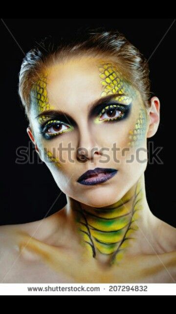 Snake makeup Dragon Costume Women, Dragon Makeup, Snake Costume, Medusa Costume, Dragon Halloween, Animal Makeup, Snake Girl, Cool Halloween Makeup, Diy Kostüm