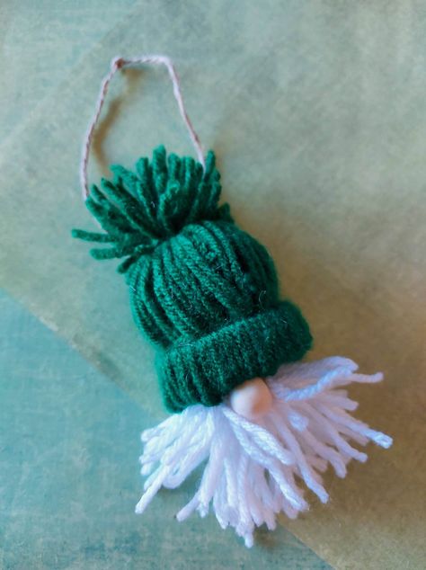 DIY Yarn Santa Ornament – The Expert Amateur Yarn Hats With Toilet Paper Rolls Santa, Mini Yarn Hats Christmas Ornament, Small Yarn Hat Ornaments, Toilet Paper Roll Santas With Yarn, Santa Hat Ornaments Diy Christmas, Yarn Santa Ornament, Santa Yarn Ornament, Santa Head Ornaments, Yarn Santa Hat Ornament