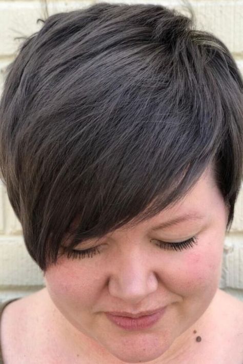 Plus Size Women Haircuts, Short Hair Round Face Plus Size, White Pixie Cut, Haircut For Round Face, Pixie Cut Round Face, Plus Size Hairstyles, Hair Styles For Short Hair, Women Haircuts, Pixie Haircut For Round Faces