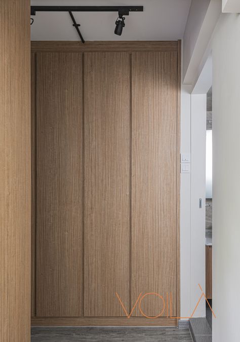 Light wood grains were chosen for this wardrobe to give a clean and calming feel to the master bedroom. Light Oak Wardrobe, Light Wood Wardrobe, Beige Walls Bedroom, Esthetics Room, Oak Wardrobe, Light Wood Cabinets, Bedroom Cupboards, Minimal Bedroom, Bali House