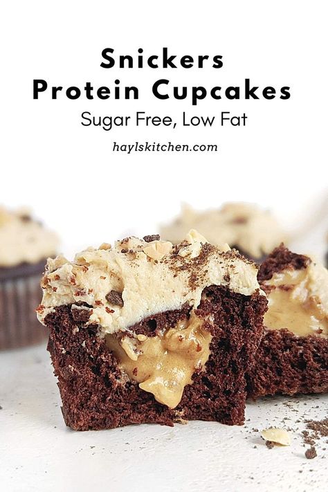 Beautiful Snickers Protein Cupcakes with a soft protein chocolate cupcake, protein caramel filling and protein peanut butter frosting. Healthy filled Snickers cupcakes are sugar free, low fat, and easily Vegan too! Vegan Protein Cupcakes, Healthy Protein Cupcakes, High Protein Cupcakes, Vegan Protein Cake, Low Calorie Cupcakes, Frosting Healthy, Protein Caramel, Snack Business, Snickers Cupcakes