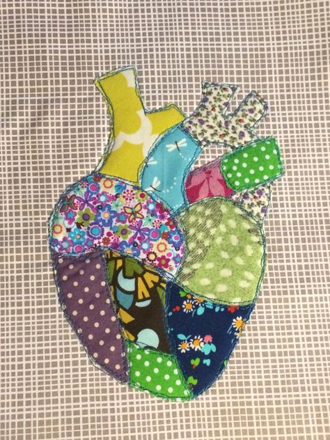 Anatomical heart patchwork appliqué for a cushion (based on a blog). A great way to use up scraps. Anatomical Heart Embroidery, Heart Patchwork, Patchwork Art, Patchwork Heart, Arts Ideas, Heart Clothes, Banyan Tree, Tree Quilt, Anatomical Heart