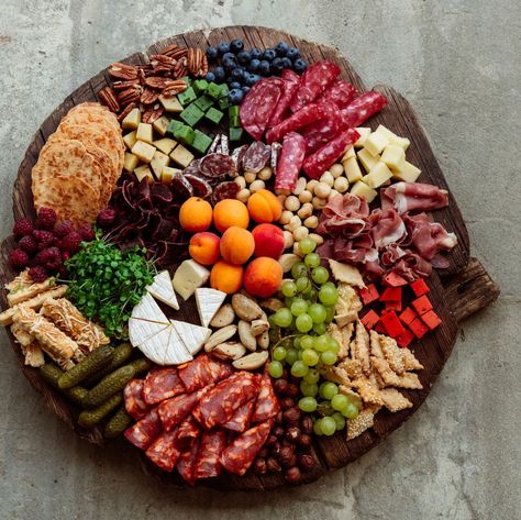 Best Charcuterie Board Ideas, Charcuterie Board Round, Making A Charcuterie Board, The Best Charcuterie Board, Best Charcuterie Board, Round Charcuterie Board, Charcuterie Board Ideas, A Charcuterie Board, Charcuterie Inspiration