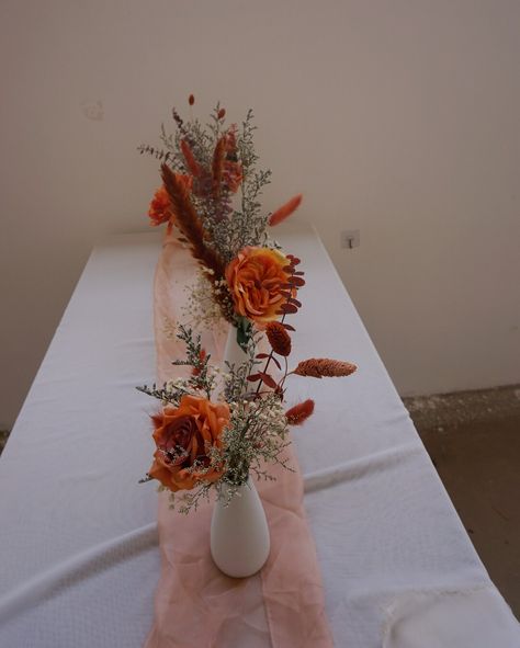 Terracotta Flower Centerpiece, Dried Wedding Table Flowers, Rust Orange Wedding Centerpieces, Boho Floral Arrangements Table Settings, Terracotta Floral Arrangement, Marigold Centerpiece Wedding, Rust Wedding Centerpieces, Burnt Orange Wedding Centerpieces, Terracotta Centerpiece Wedding