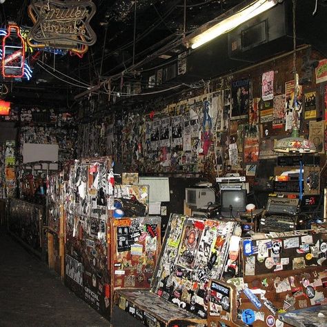 Inside CBGB - The bar and audio booth. A place that you recognize even without description #punk #punks #punkrock #punksnotdead #staypunk… 90s Punk, Punk Aesthetic, Dive Bar, Retro Punk, Pop Punk, Perfect World, Indie Rock, Grunge Aesthetic, Many People