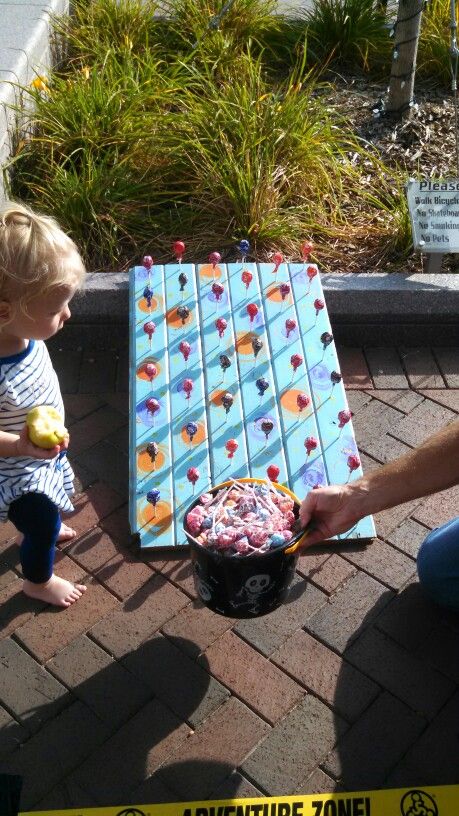 Sucker ring toss, rubber bracelet as the ring. Take a dum dum leave thw tootsie pop. Sucker Ring Toss Game, Pop Bottle Ring Toss, Lollipop Ring Toss, Fall Festival Activities, Festival Activities, Carnival Ideas, Blow Pops, Pearl Party, Tootsie Pop