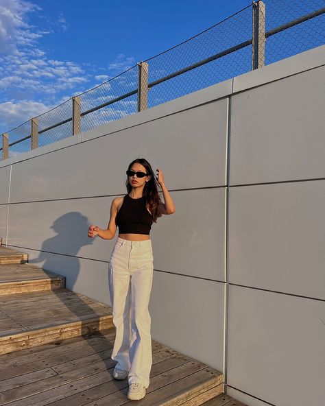 Single Standing Poses, Outfit Poses Instagram Standing, Simple Standing Poses, Poses Simple, Classic Fits, Straight Leg Jeans Outfits, Single Pic, Beach Instagram Pictures, White Fits