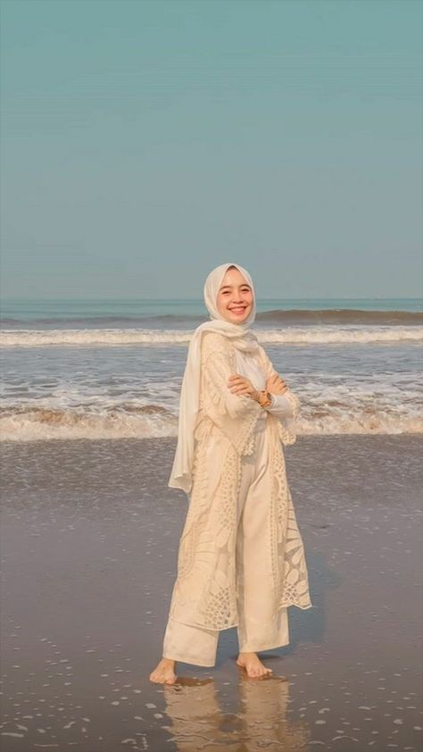 Ashfiya❤️ Dress Pantai Hijab, Muslimah Beach Outfit, Beach Outfit Hijab Casual, Beach Ootd Hijab, Outfit Beach Hijab, Bali Outfit Ideas Hijab, Outfit Hijab Pantai, Beach Hijab Outfit Ideas, Hijab Beach Outfit