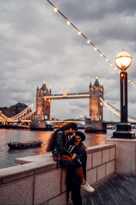 London Proposal, Outdoor Proposal, Love In London, Best Places To Propose, Travel London, Concrete Bench, Woman In Black, Romantic Proposal, Hot Air Balloon Rides