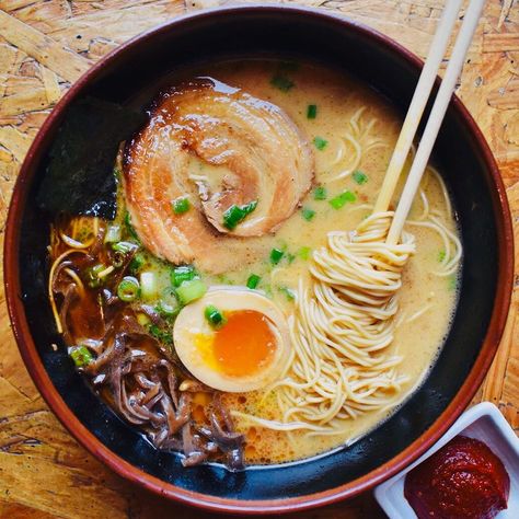 Ramen Photography, Japanese Noodle Dish, Yummy Noodles, Big Snacks, Food From Different Countries, Japanese Noodles, Salty Foods, Yummy Comfort Food, Fair Food Recipes