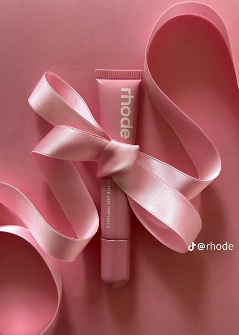 Lipgloss Aesthetic Lips, Rhode Ribbon Aesthetic, Lip Tint Photography, Lipgloss Branding, Lipgloss Pictures, Sephora Wallpaper, Valentines Day Product Photography, Hailey Makeup, Product Pictures Ideas