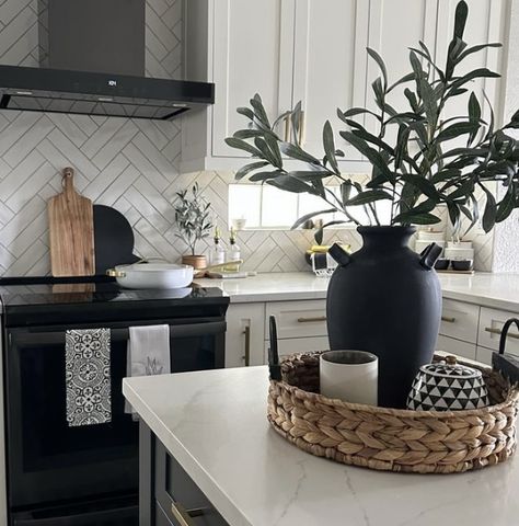 Island Centerpiece Ideas Kitchen, Kitchen Island Decor Centerpieces, Black Kitchen Table, Girl Apartment Decor, Kitchen Countertop Decor, Kitchen Table Centerpiece, Countertop Decor, Olive Branches, Kitchen Island Decor