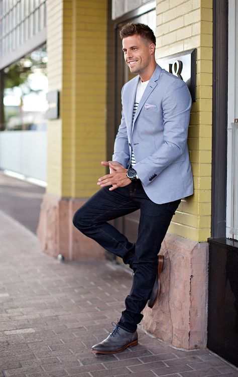 Dark wash denim, grey wingtip oxfords, blue blazer, nautical stripe tee, and a pocket square. Casual Men's Blue Jacket Outfits Men, Light Blue Blazer Outfit, Blue Blazer Outfit Men, Suit Jacket With Jeans, Blue Blazer Outfit, Mens Business Casual, Light Blue Blazer, Stylish Street Style, Blue Suit Jacket