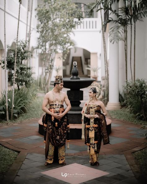 Solo basahan - Baju pernikahan adat Jawa. Pakaian tradisional Indonesia. Javanese traditional costume. Cr/instagram: ramadhanti1 #culture #budaya #batik #kebaya #bride #bridal #attire #dress #asia #ancient #busana Wedding Dress Jawa, Traditional Javanese Wedding, Wedding Adat Jawa, Javanese Prewedding, Batak Wedding, Jawa Art, Nikah Adat Jawa, Jawa Pride, Jawa Wedding