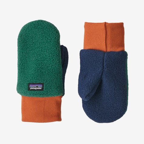 Keep your baby’s hands warm in these soft fleece mittens with a moisture-wicking lining and ribbed cuffs for easy on/off. Made in a Fair Trade Certified™ factory. - Conifer Green Baby Patagonia, Patagonia Outfit, Pita Pockets, Pita, Mitten Gloves, Patagonia, Hand Warmers, Gloves, Baby Boy