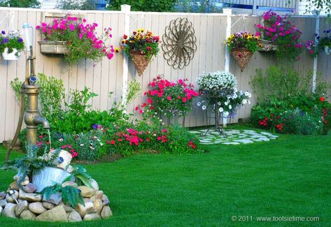 Budget Garden, Victorian Garden, Fence Art, Fence Decor, Garden Yard Ideas, Backyard Fences, Unique Gardens, Diy Garden Projects, Garden Fencing