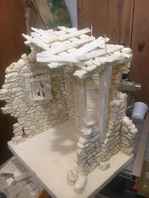 Belenes Christmas Cave, Christmas Crib Ideas, Nativity Scene Diy, Nativity Creche, Nativity Stable, Diy Nativity, Cardboard House, Christmas Nativity Scene, Christmas Villages