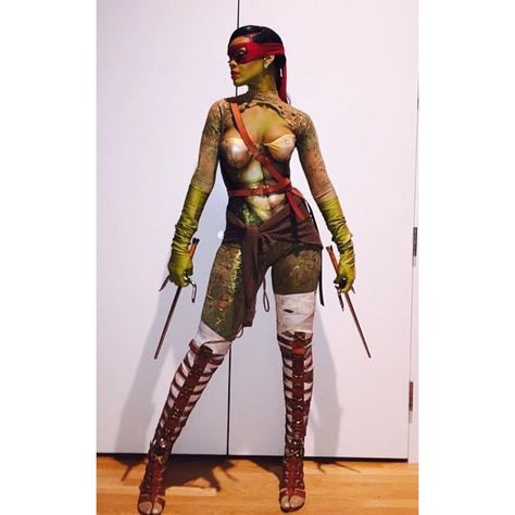 Rihanna on Instagram: “I luv when she dress up for Halloween 🖤🔥 @badgalriri • #Halloween #Rihanna #Rihana #BadGalRiRi” Ninja Turtle Costume, Looks Rihanna, Turtle Costumes, Halloween Costumes College Girls, Holloween Costume, Celebrity Halloween Costumes, Trendy Halloween Costumes, Halloween Costume Outfits, Bad Gal