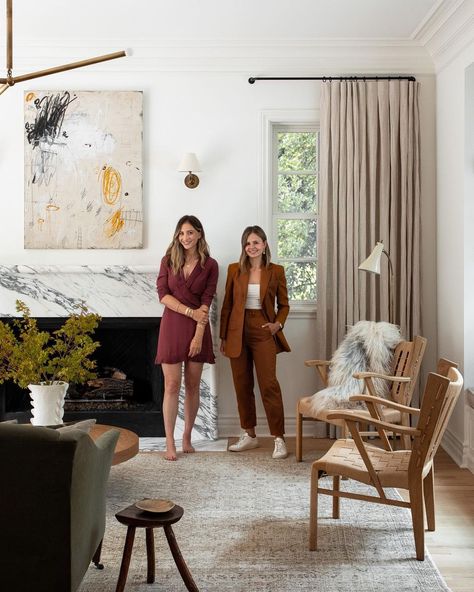 Haris Kenjar Photography on Instagram: “Recent work with @katiehodgesdesign as seen in the new issue of @housebeautiful on newsstands everywhere.” Vintage Leather Chairs, Emily Schuman, Wicker Coffee Table, Custom Canopy, Room Layouts, Couch Set, Cupcakes And Cashmere, Low Ceiling, Fireplace Surrounds