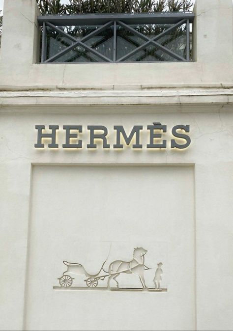 Hermes Logo Design, Hermes Aesthetic Wallpaper, Hermes Aesthetic Fashion, Hermes Cabin, Hermes Aesthetic, Houses Aesthetic, Hermes Logo, Paris Luxury, Wallpaper Beautiful