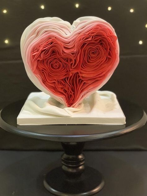 Melting heart! by CakeMeOver Mini Pastelitos, Valentines Desserts, Valentines Cake, Melting Heart, Cake Structure, Heart Shaped Cake, Art Cakes, Pretty Wedding Cakes, Heart Cakes