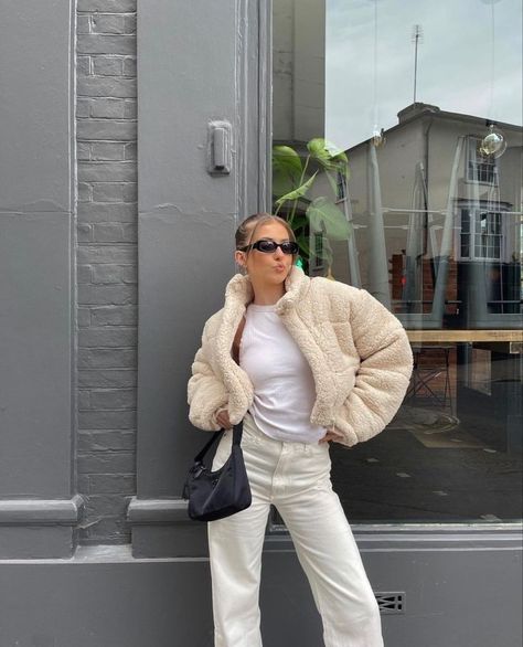 Cream Fleece Jacket Outfit, Fur Jacket Outfit Casual, White Teddy Jacket Outfit, White Fleece Jacket Outfit, White Sherpa Jacket Outfit, Teddy Jacket Outfit, Fleece Jacket Outfit, Fur Jacket Outfit, White Fur Jacket