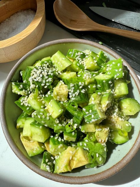 Easy Cucumber Avocado Salsa - rachLmansfield Cucumber Avocado Salsa, Best Salsa Recipe, Avocado Snack, Avocado Salsa Recipe, Caprese Salad Recipe, Bowl Party Food, Easy To Make Appetizers, Cucumber Avocado, Quick And Easy Appetizers