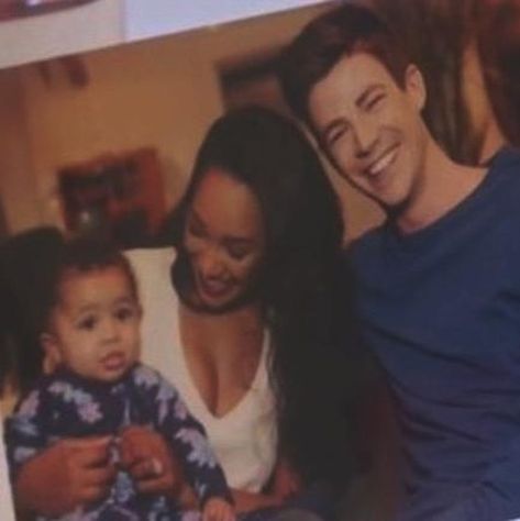 TV Guide on Instagram: “OMG, did y'all catch that perfect #WestAllen family portrait on #TheFlash? 😍 ⁣ ⁣ ⁣ #barryallen #iriswest #arrow #fangirlfuel #flash…” Barry And Iris, Barry Iris, Mick Rory, John Diggle, Flash Drawing, Eobard Thawne, Flash Funny, Iris West Allen, Candice Patton