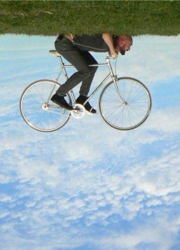 Gravity Photography, Illusion Photos, Forced Perspective, Perspective Photography, Riding A Bike, Foto Tips, Trik Fotografi, صور مضحكة, Jolie Photo