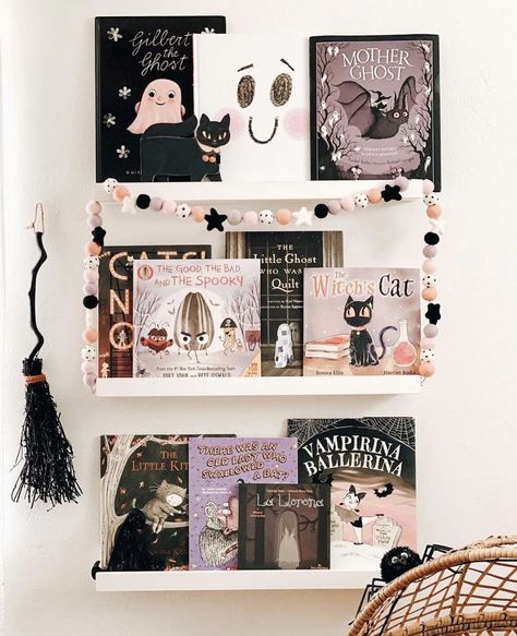 Halloween Bookshelf Decor, Halloween Playroom, Book Staging, Holiday Bookshelves, Bookshelf Ideas, Halloween Room, Book Displays, Boo Basket, Book Wall