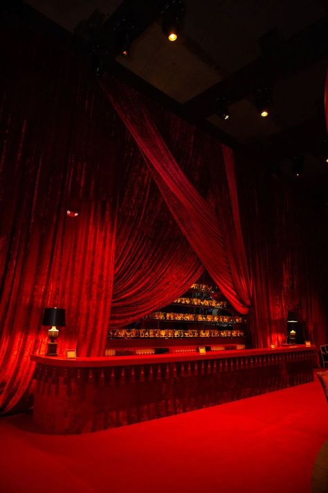 Arte Jazz, French Luxury Brands, Nightclub Design, Jazz Bar, Red Curtains, Red Rooms, Jolie Photo, Stage Design, Red Aesthetic