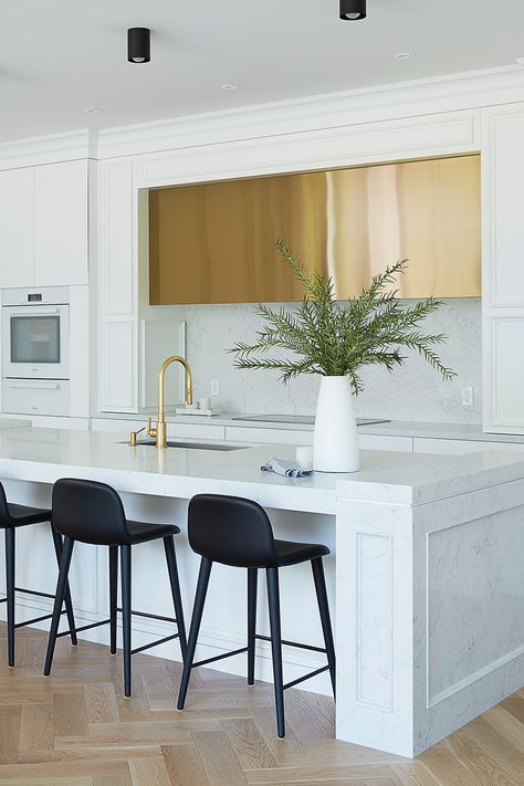 Custom brass range hood in white kitchen Gold Range Hood, White Gold Kitchen, Modern Kitchen Hood, Kitchen Hood Ideas, Kitchen Hood Design, Custom Kitchens Design, Concept Kitchen, Kitchen Range Hood, Modern Kitchen Design Luxury 2020