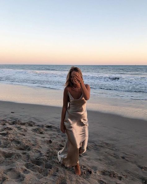 slip dresses in the sunset London Clothing, Shotting Photo, Leather Jewellery, Foto Poses, Trik Fotografi, Instagram Pose, Beach Poses, Beach Photoshoot, Summer Photos