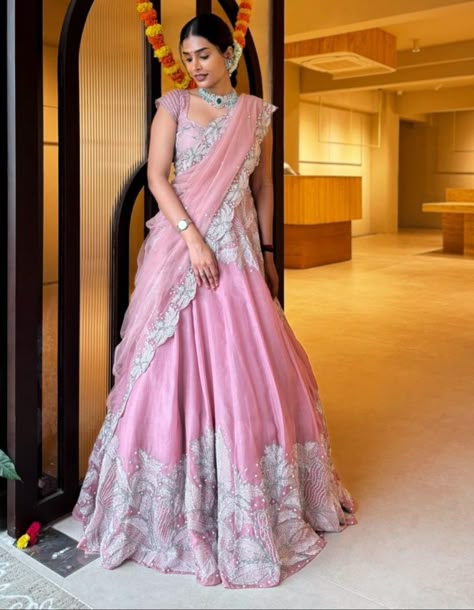 Pink Lehenga For Wedding, Mehandi Lehanga, New Lehenga Design, Baby Pink Lehenga, Lehenga For Wedding, New Lehenga, Indian Wedding Gowns, Haldi Outfits, Wedding Fits