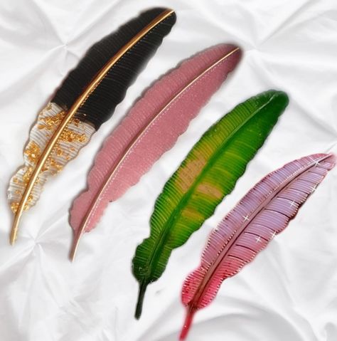 Resin Feather Bookmark, Resin Bookmark Ideas, Raisin Art, Resin Book, Resin Arts, Feather Keychain, Resin Bookmarks, Feather Bookmark, Bookmark Ideas