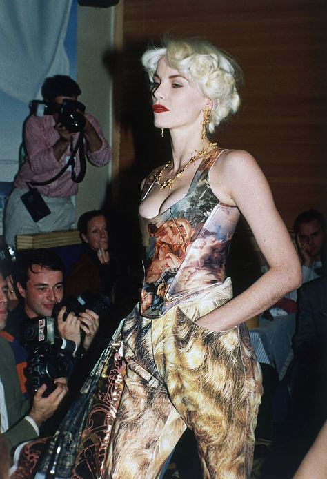 Vivienne Westwood Designs, Vivienne Westwood Fashion, Mode Inspo, A Dress, Vivienne Westwood, Couture Fashion, 90s Fashion, Runway Fashion, Fashion Inspo Outfits