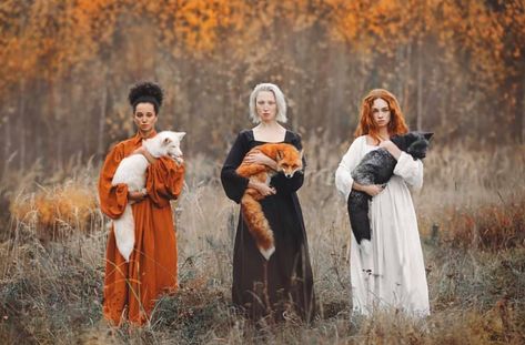 A trio of witches and their familiars? I think yes. Quite literally the coolest fox photo ever. The longer you look the cooler it gets Credit: Photographer Anastasiya Dobrovolskaya Poses References, Moving Image, Jolie Photo, Pics Art, 그림 그리기, Beautiful Photo, Character Inspiration, Photography Inspiration, Art Photography