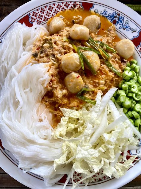 Thai Fish Recipe, Thai Dinner Recipes, Thai Recipes Noodles, Thai Appetizer, Vegetarian Noodles, Coconut Fish, Homemade Curry, Wonton Recipes, Thai Street Food