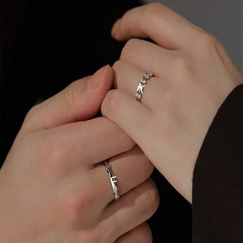 Married Rings, Couple Accessories, Rings Aesthetic, Couples Accessories, Drink Recipes Nonalcoholic, Gals Photos, Vines Funny Videos, Couple Ring, Black Moon