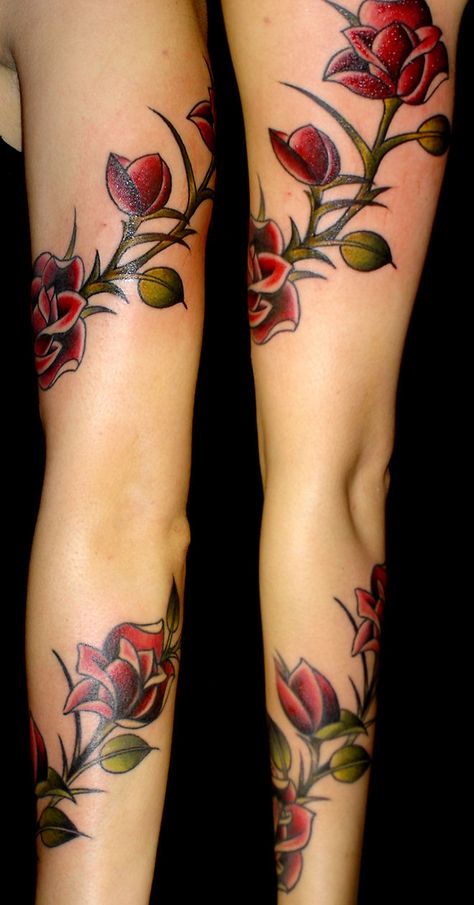 #tattoo Rose Vine Tattoos, Flower Vine Tattoos, Around Arm Tattoo, Red Rose Tattoo, Rose Vine, Tattoo Zeichnungen, Flower Tattoo Arm, Inspiration Tattoos, Vine Tattoos