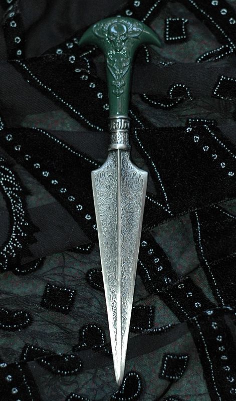 Fanfiction Aesthetic, Knife Aesthetic, Photowall Ideas, Stile Harry Potter, Loki Aesthetic, Pretty Knives, Images Harry Potter, Royalty Aesthetic, Dark Green Aesthetic