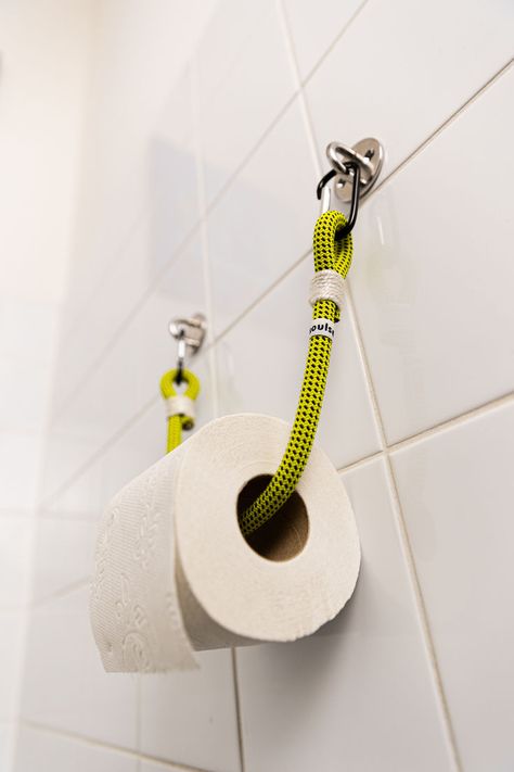 Ein echter Hingucker für dein WC. Jetzt alle Farben entdecken. Handgefertigt in Österreich. Climbing Rope Diy, Climbing Rope Crafts, Toilet Roll Holder Diy, Rope Furniture, Rock Room, Wc Design, Earthy Home, Climbing Rope, Diy Holder