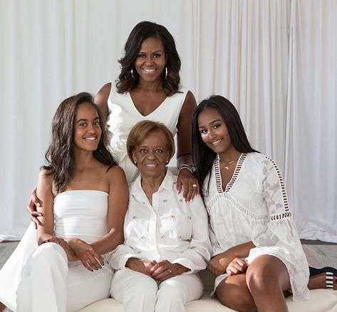 The Obama ladies Obama Mother, Caroline Von Monaco, Obama Daughter, Barack Obama Family, Malia And Sasha, Michelle Obama Fashion, Sasha Obama, Frances Bean Cobain, Malia Obama