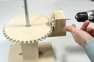 Wooden Mechanics, Pulleys And Gears, Wooden Gear Clock, Marble Machine, Wooden Gears, Gear Clock, How To Make Rope, Diy Cans, Wooden Projects